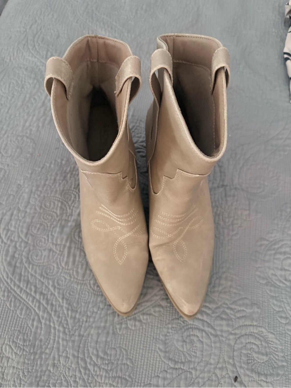 Rocky Taupe Western Ankle Boots with Embroidered Detail
